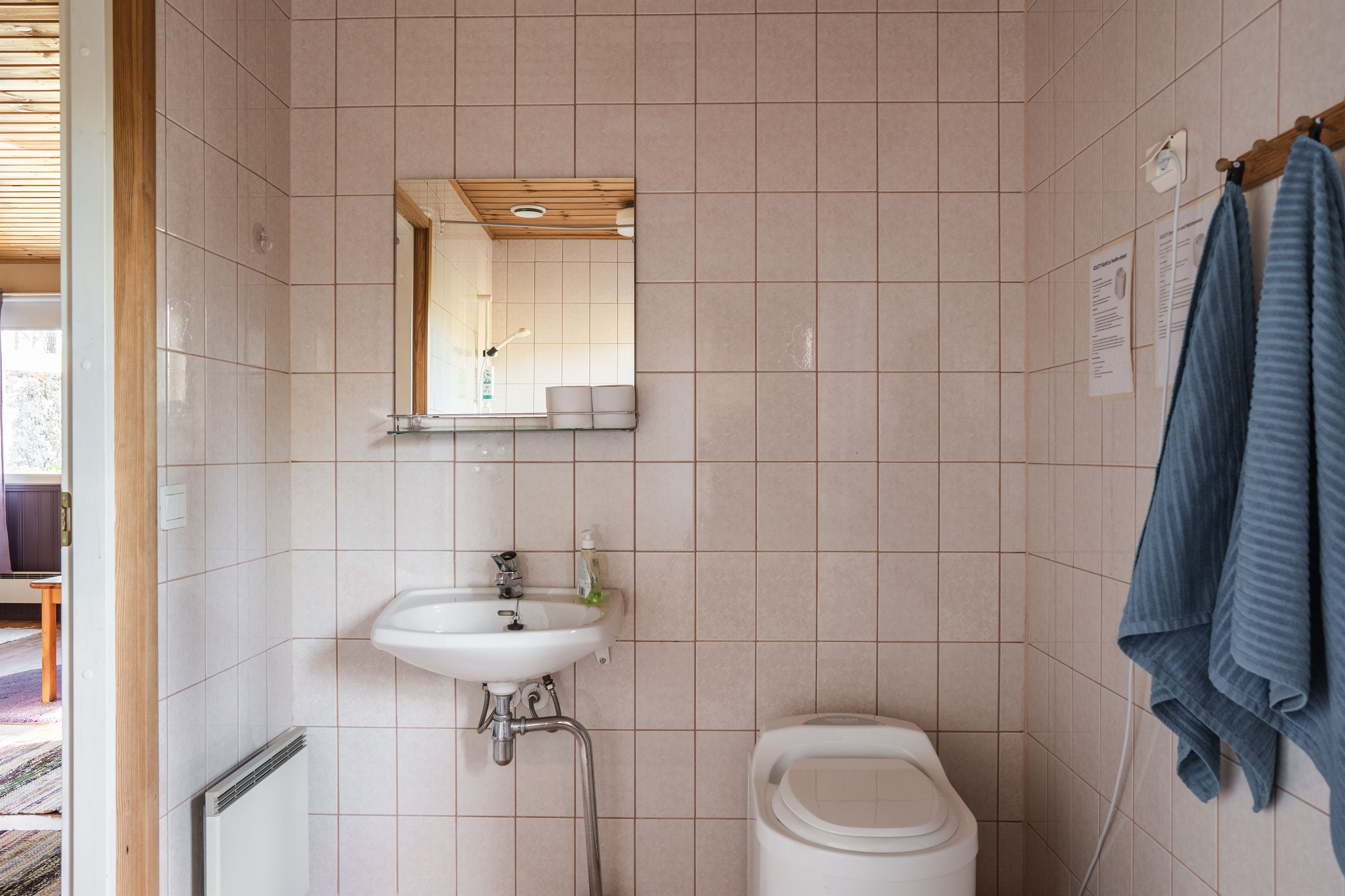 Tontti -mökin kylpyhuoneessa on Sauna, suihku sekä moderni pakastava WC istuin